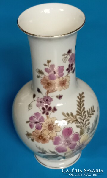 Zsolnay váza szignált . Mag.: 26 cm.