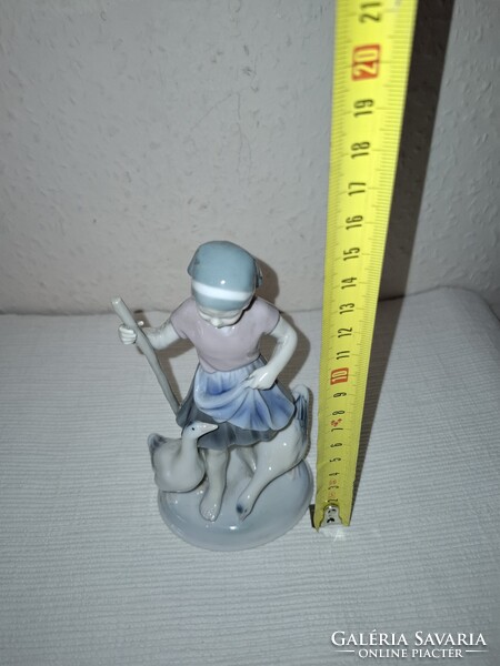 Metzler & Orloff  libapásztor lány  eladó szép festéssel, állapotban  23 cm