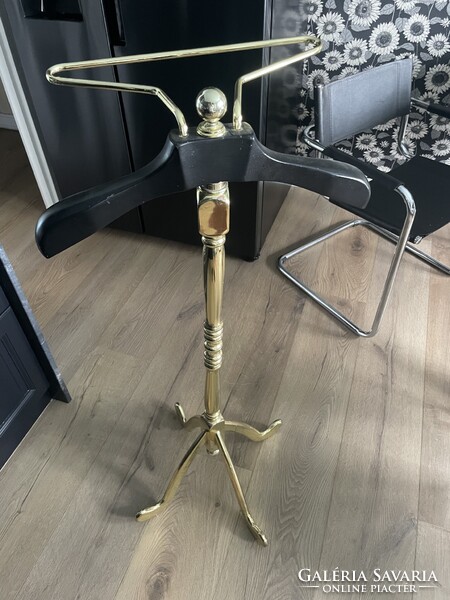 Eladó klasszikus férfi ruhatartó állvány / szobainas – sárgaréz bevonat, tömör fa vállfával