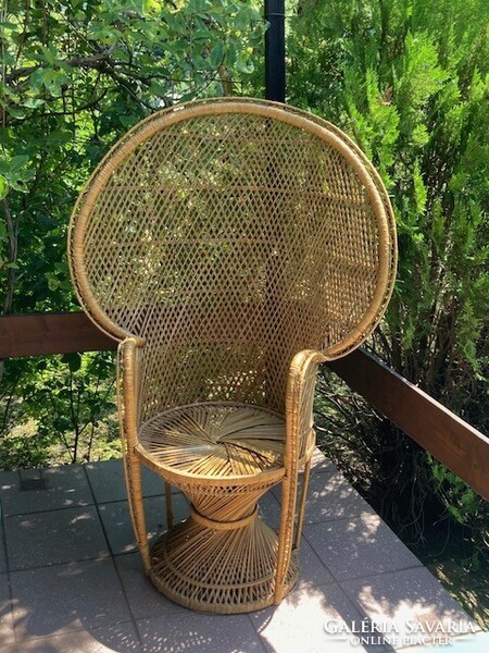 Hibátlan állapotú különleges pávafotel