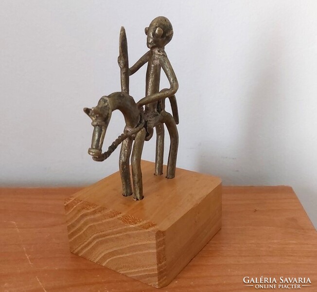 Afrikai Dogon harcos kis réz szobor 12,5 cm talapzattal együtt.
