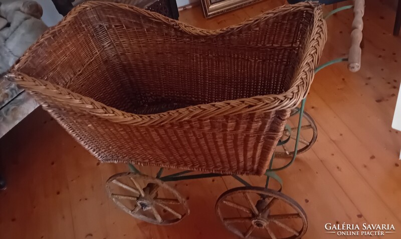 Antik, vintage babakocsi