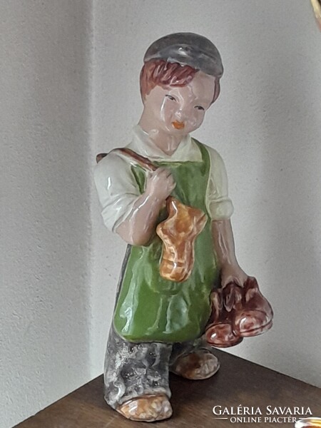 H Rahmer Mária jelzett, hibátlan 24 cm es kerámia figurája.