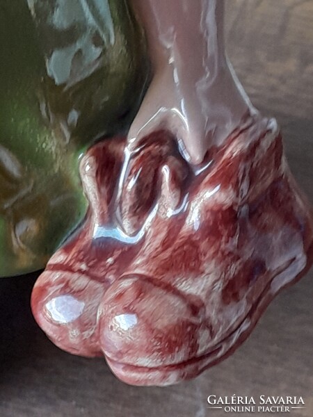 H Rahmer Mária jelzett, hibátlan 24 cm es kerámia figurája.
