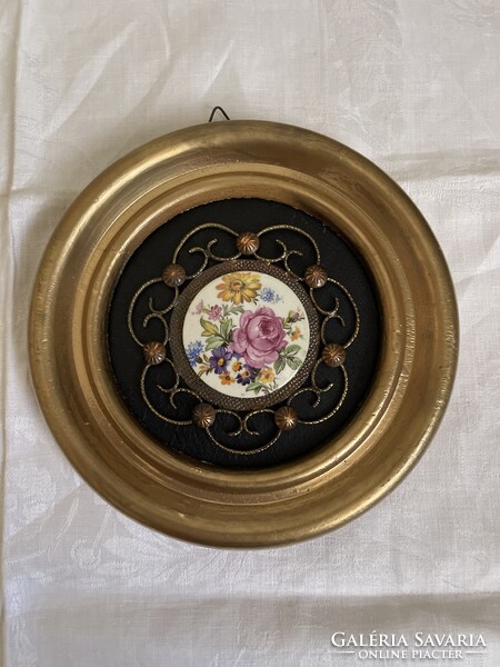 Porcelán kép fa keretben a porcelán átmérő 5.5 cm a kép 18 cm átmérő.