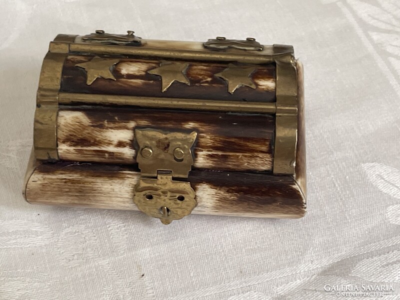 Tündéri csont ékszeres doboz réz szerelékkel.