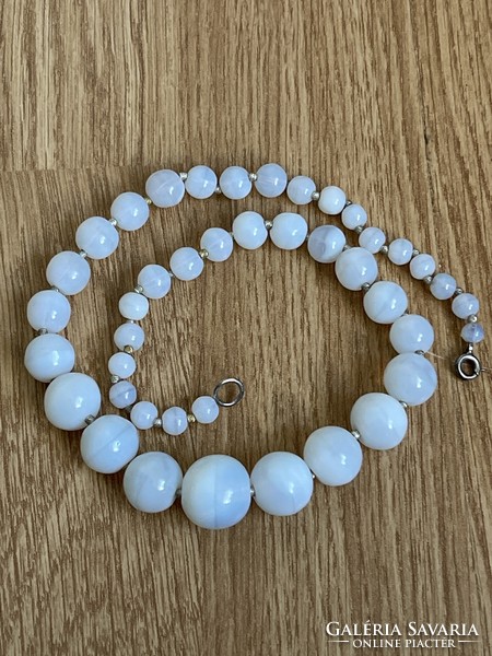 Elegáns opálit üveg gyöngysor a gyöngyök közőtt csiszolt ezüst kis gömbök.