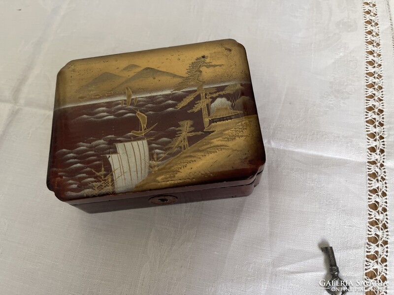 Nagyobb Keleti lakk fa doboz kulccsal zárható.