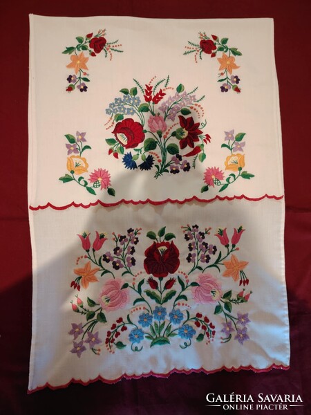Kalocsai hímzett dísztörölköző