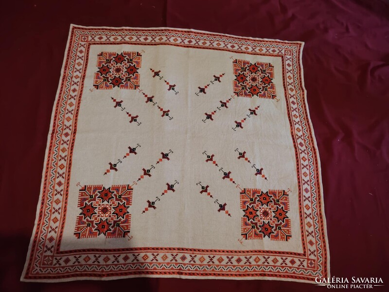 Keresztszemes hímzett terítő