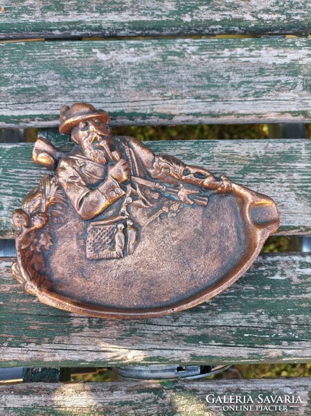 Vadász jelentés hamutartó