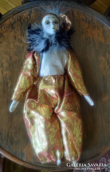 Velencei karneváli baba – Arany nadrágos, tollgalléros Harlequin