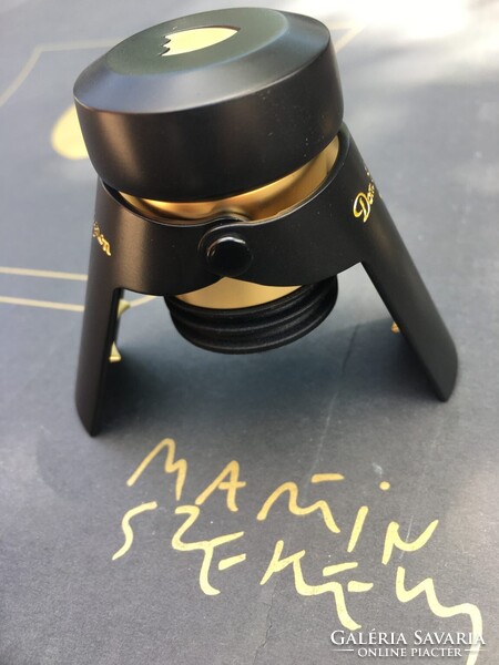 Dom Pérignon Champagne palackzáró díszdugók (2 db, Martin Szekely tervezésében)