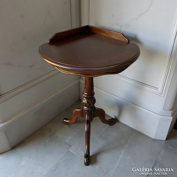 Antik stílusú sarok asztal
