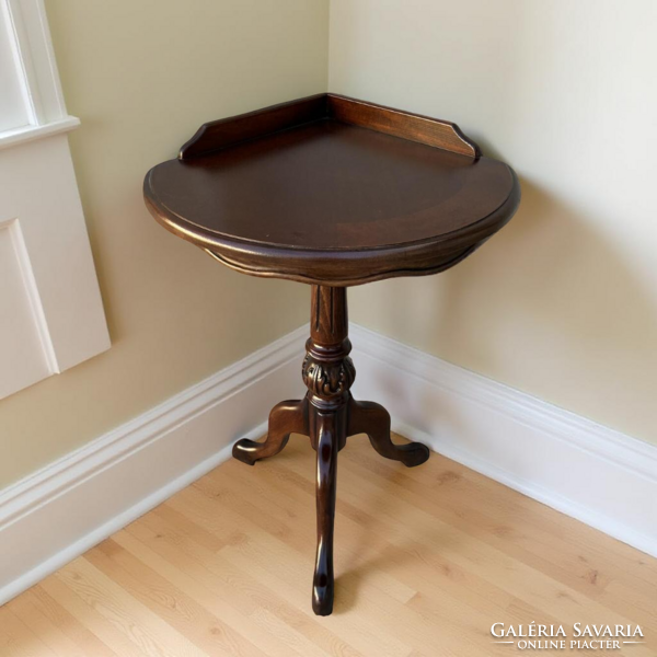 Antik stílusú sarok asztal
