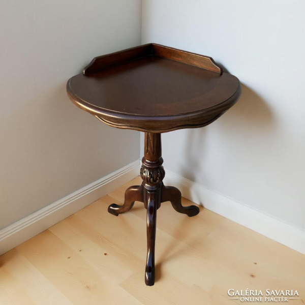 Antik stílusú sarok asztal