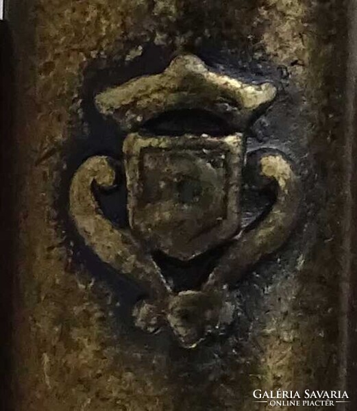 1W951 Fa ágyazatú, díszes kovás pisztoly replika vésett mintázatú csővel