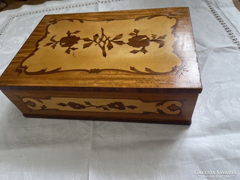 Intarziás antik nagy fa ékszertartó doboz, nagyon jó állapotban.