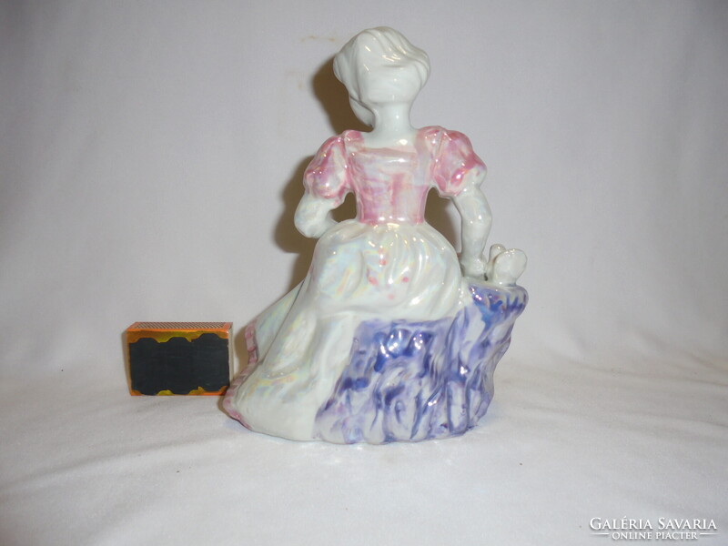 Legyezős hölgy galambbal - porcelán nipp, figura