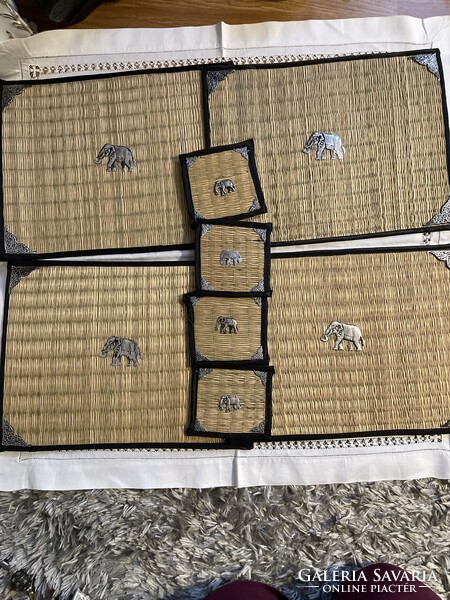 Keleti 4 db tányéralátét 4db poháralátéttel rátett fém díszekkel.