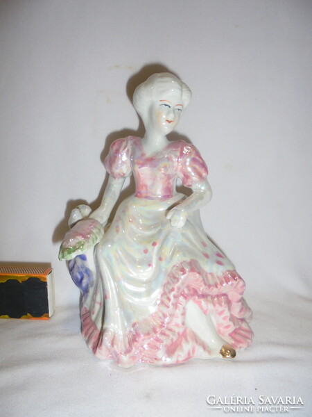 Legyezős hölgy galambbal - porcelán nipp, figura