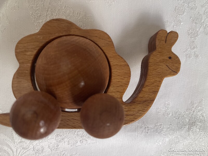 Tündéri gurulos fa csiga játék.