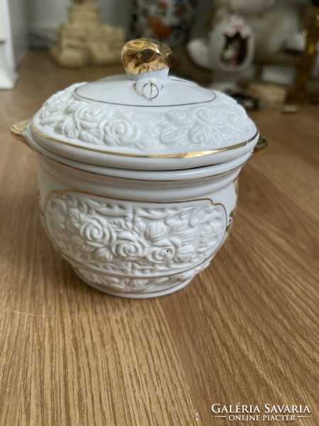 Gyönyörű porcelán tároló domború rózsa mintával.