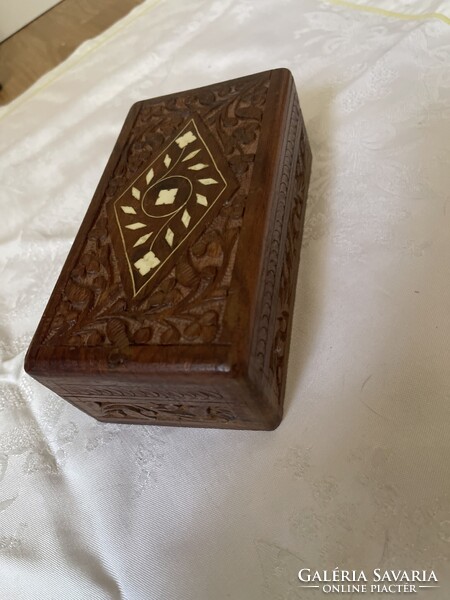 Győgyőrű régi faragott fa doboz csont berakással.