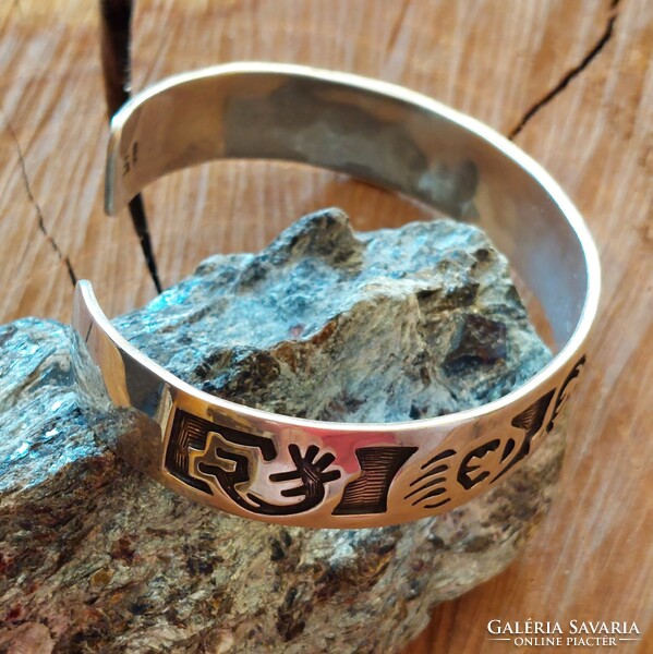 Gyönyörű, nyitott kokopelli ezüst karperec