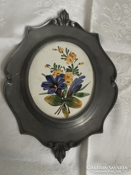 Régi kézzel festett fajansz kép nehéz ón ovális keretben.