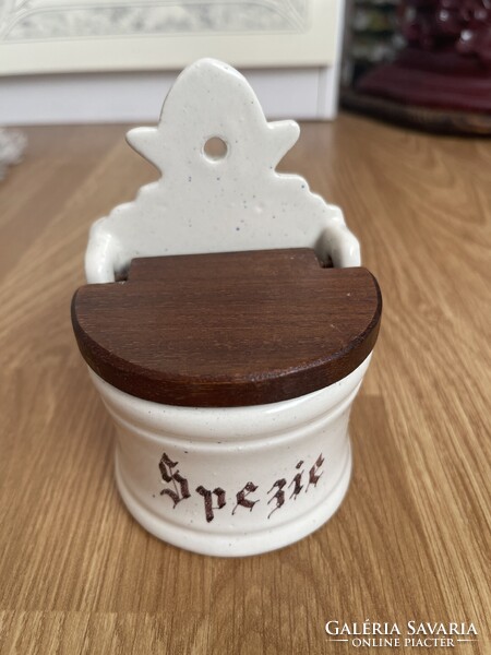 Antik fajansz fali fűszertartó fa tetővel.