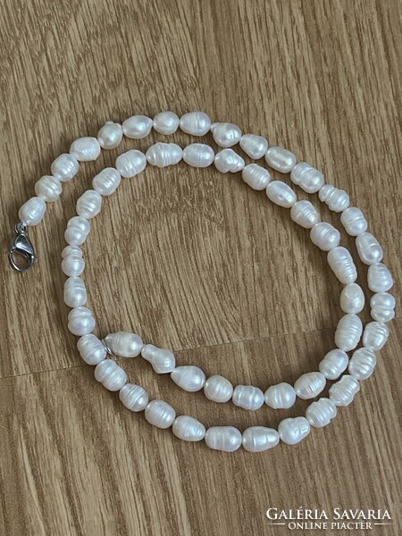 Igazgyöngy gyöngysor nagyobb szemekből, nagyon szép.