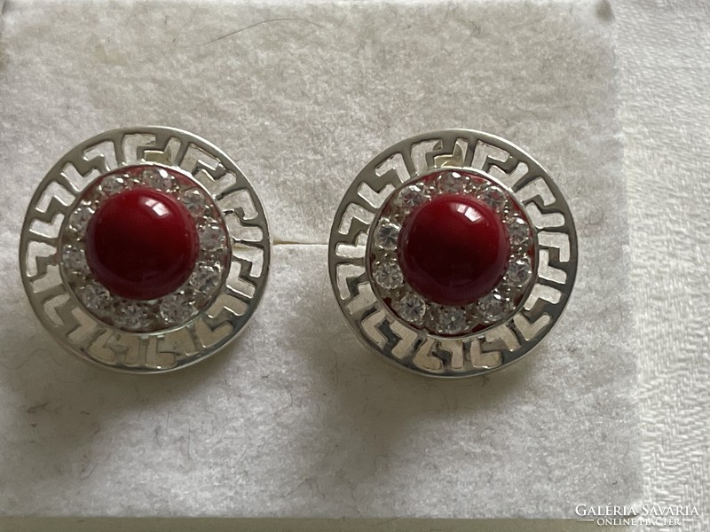 Gyögyörű vörös, fehér köves ezüst fülbevaló.