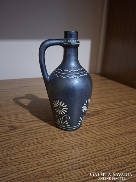 Iparművészeti kerámia virág mintás kiöntő. 20,1 cm.