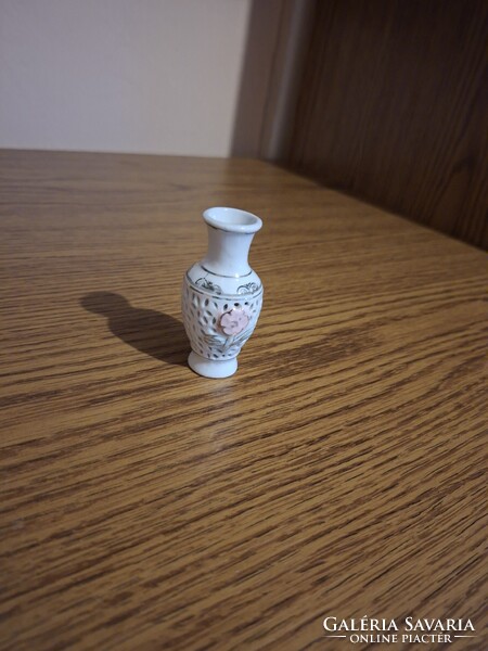 Kínai (?) porcelán áttört mini váza, ibolya váza. 7,2 cm. Hibátlan.
