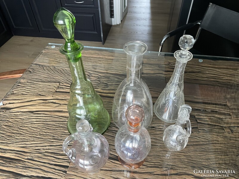 Régi üveg likőrös/boros palackok, szett (6 db), díszített és színes darabok