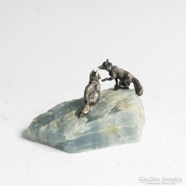 Ezüst róka figurák ásványon