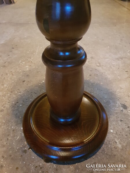 Neobarokk szobortartó.