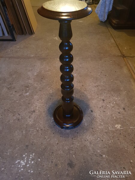 Neobarokk szobortartó.