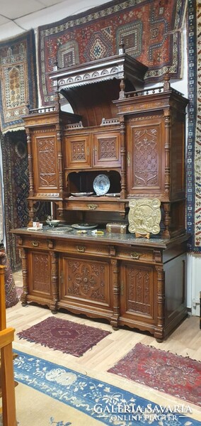 Extrán különleges, gyönyörű íves, márványlapos Ónémet tálaló. Nagyon szép díszítéssel.