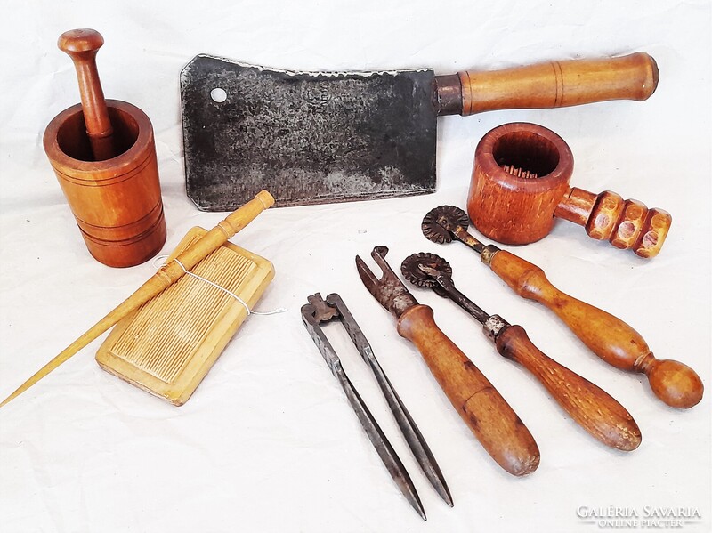 Régi konyhai eszközök 1.- Ft-ról! Bárd, diótörők, csigacsináló, famozsár, rádlik, konzervnyitó