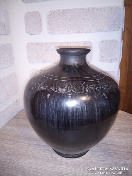 Karcagi fekete kerámia váza. Jelzett: Bende