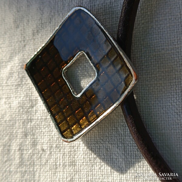 Tűzzománc nyaklánc és fülbevaló szett bőrrel kombinálva