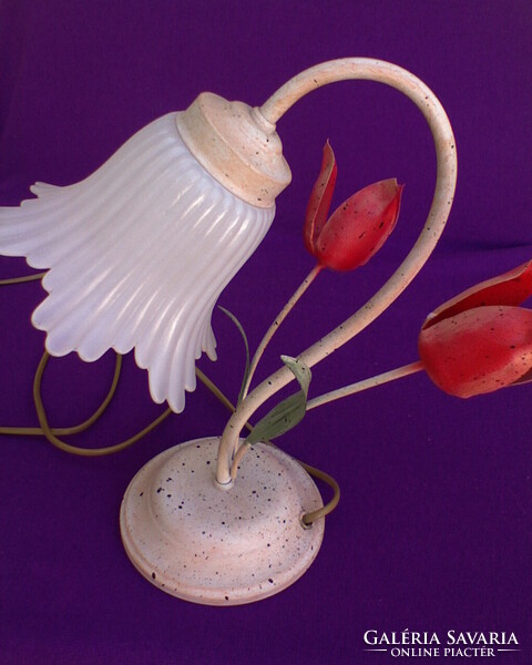 Tulipános romantikus asztali lámpa szirom alakú lámpaburával