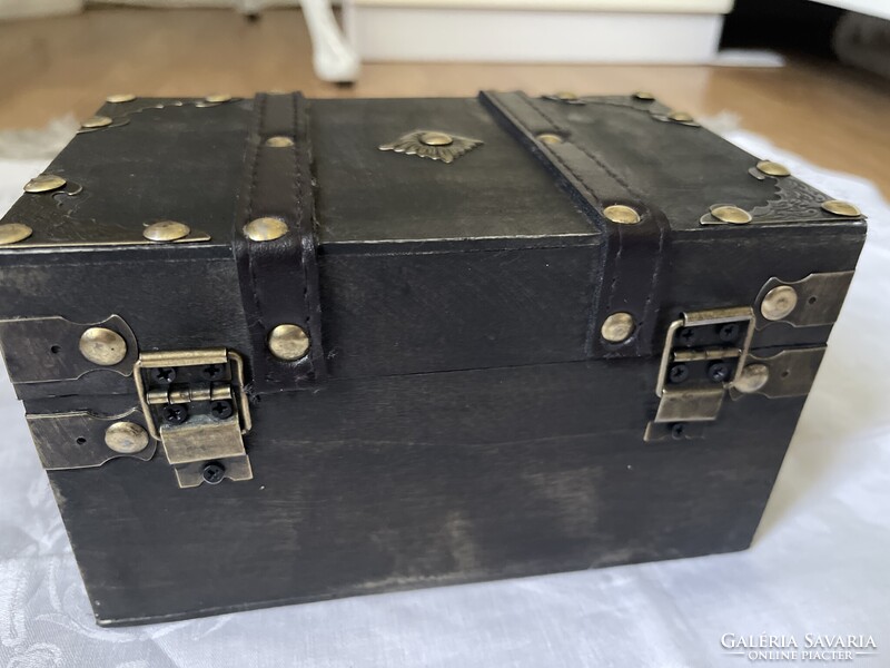 Számzáras ékszeres fa doboz fém szegecsekkel díszekkel masszív darab.