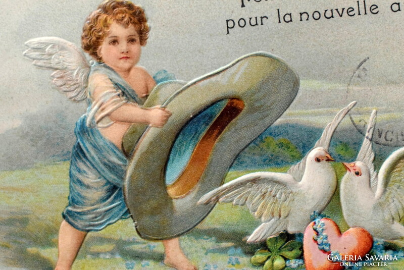 Antik dombornyomott Újévi üdvözlő képeslap -  angyalka kalappal ,  galambok . 4levelű lóhere
