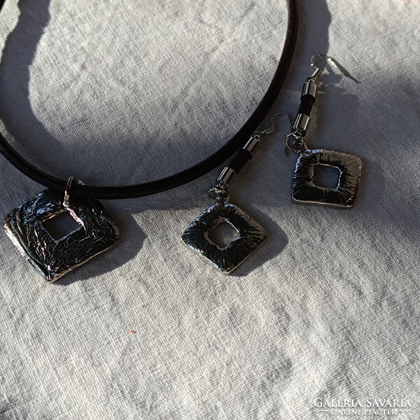 Tűzzománc nyaklánc és fülbevaló szett bőrrel kombinálva