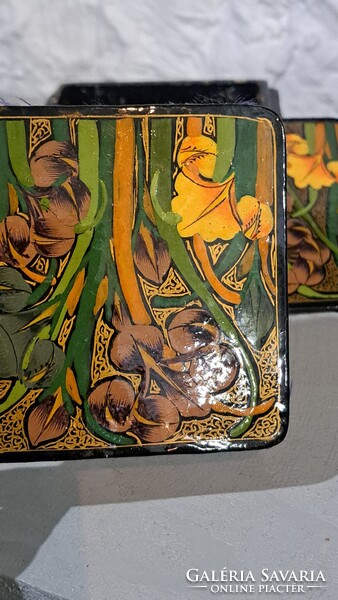 Vintage poháralátét készlet dobozban, fa, lakkozott írisz mintás, alja bársony, 6+1 db