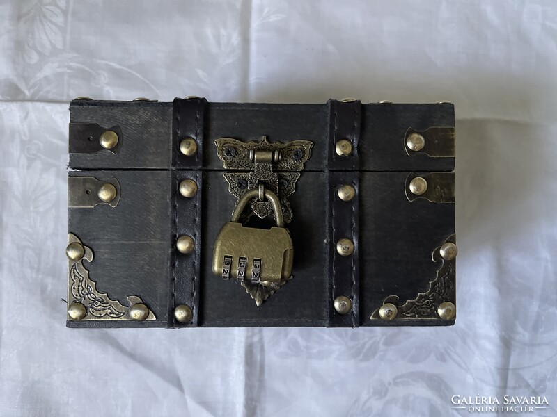 Számzáras ékszeres fa doboz fém szegecsekkel díszekkel masszív darab.