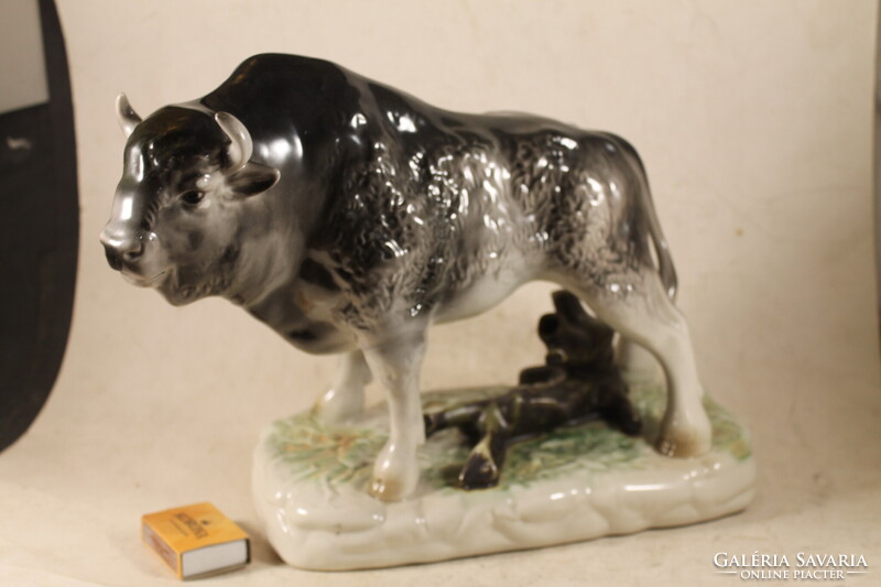 Ritka nagyméretű porcelán bölény 666